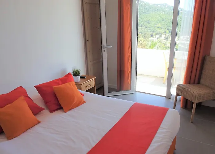 Azur Hotell 3*